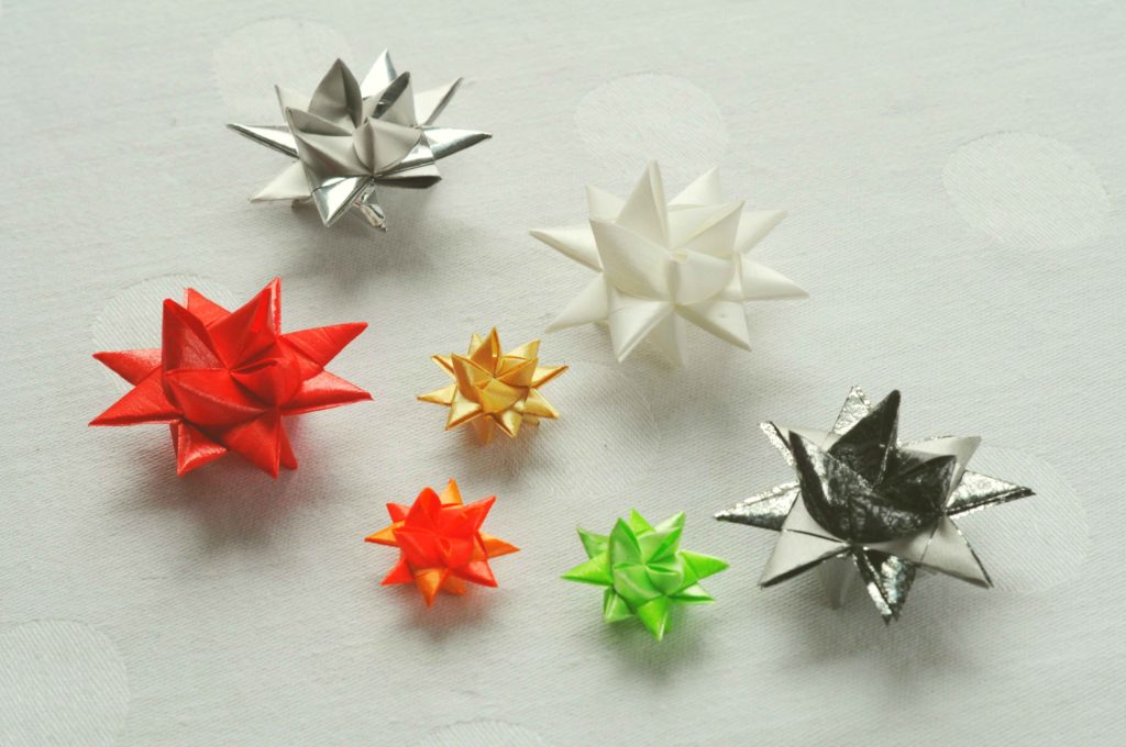 Gwiazdki na choinkę z kolorowych wstążek lub z papierowych pasków